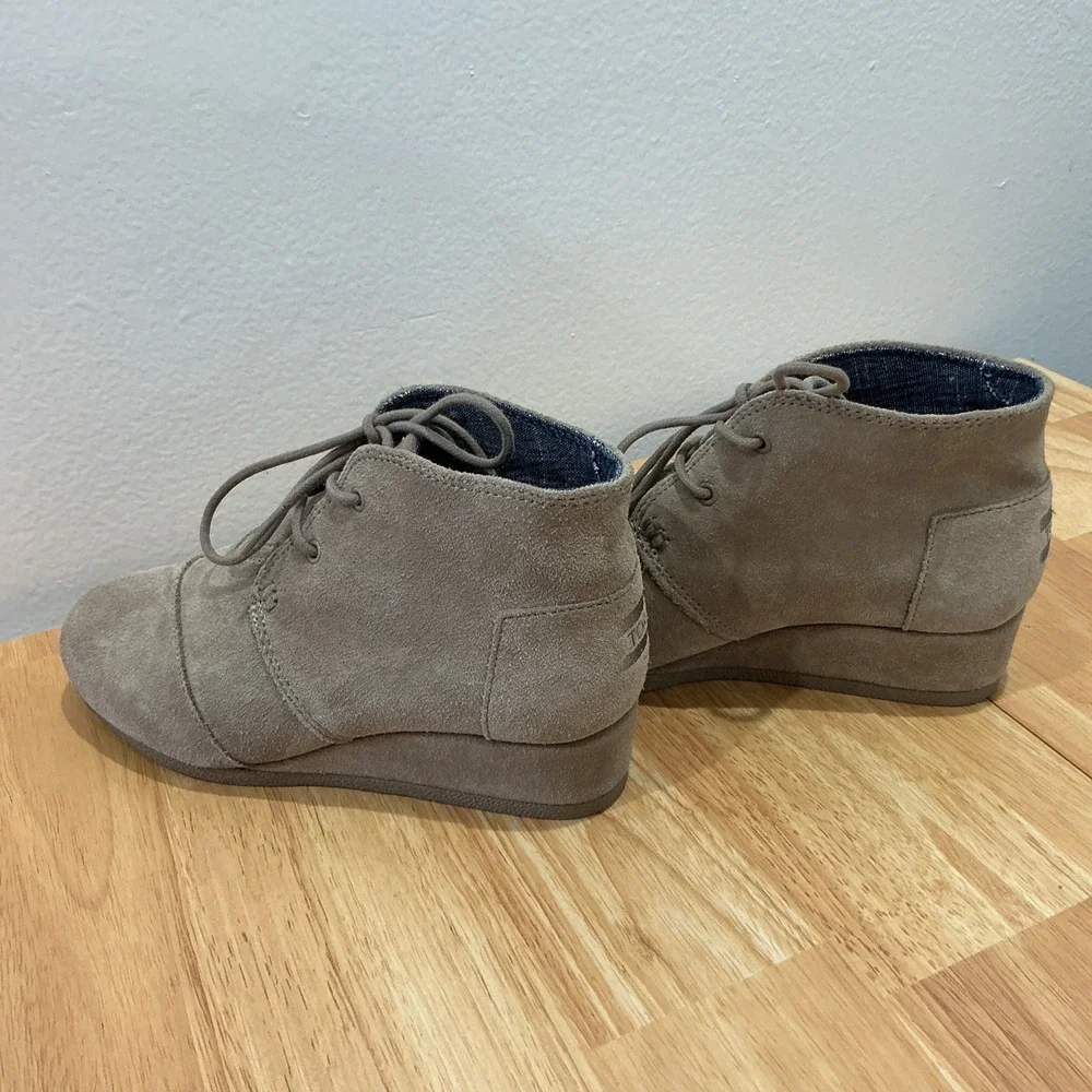 TOMS Boots Youth 3 Girls Desert Wedge Ankle Booties Casual Beige Suede‎ Lace Up